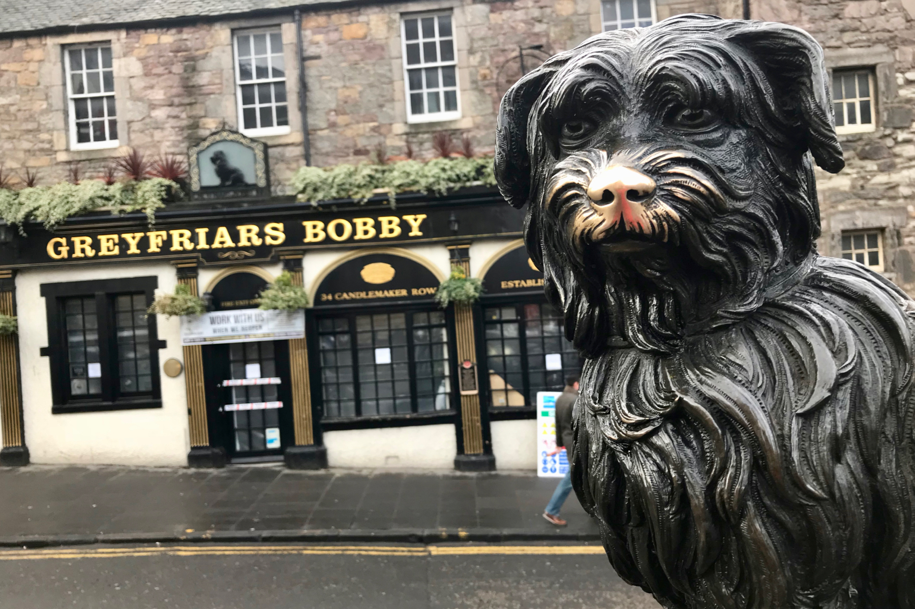 Greyfriars Bobby Memorial Statue with the Greyfriars Bobby Pub in the background