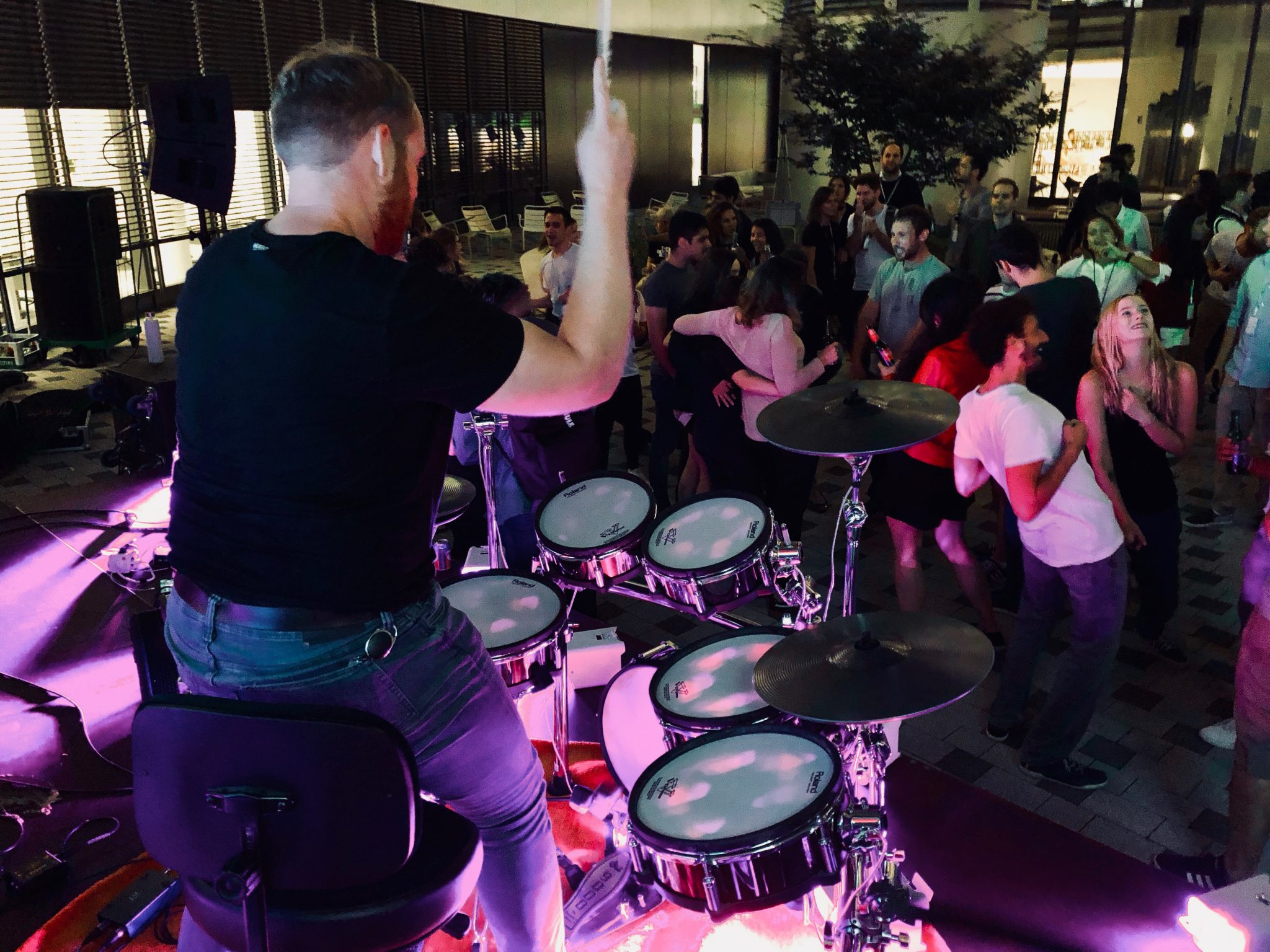 DRUMSON performs live at the trivagoVibe
